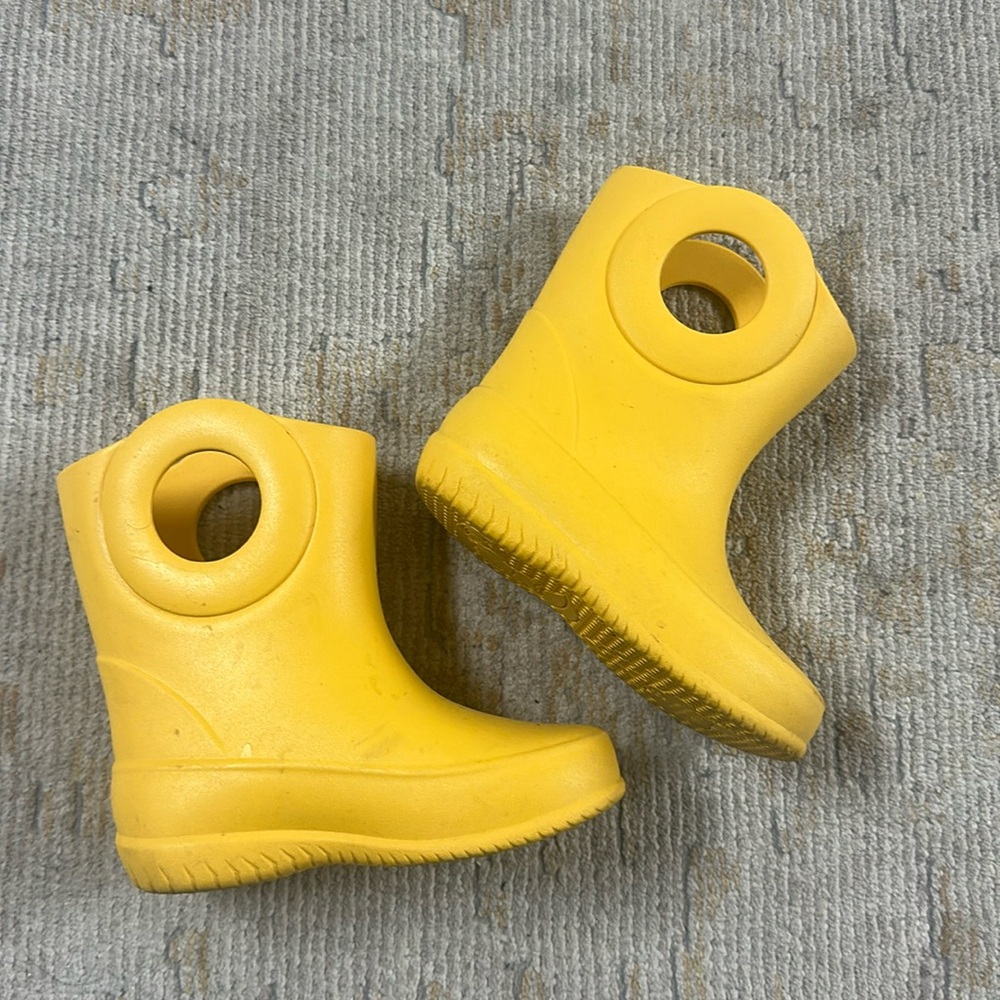 Yellow children’s rains boots size 7 toddler